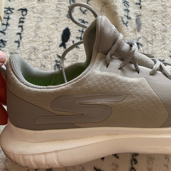 Skechers woman’s light gray Go Run runners style 14811 size 9 - Picture 6 of 12